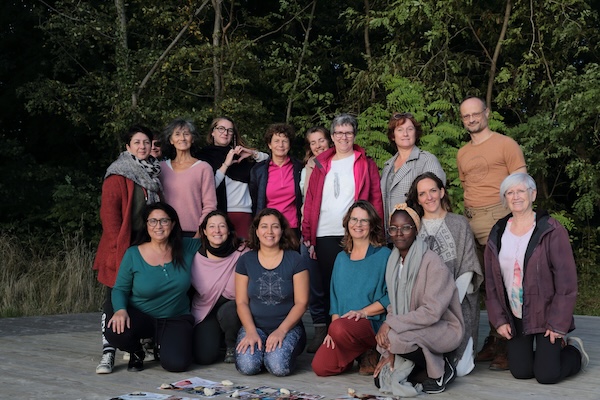 Photo de groupe des participants à la retraite EDM près de Paris Formation médiumnité en autonomie et Accompagnement spirituel en période de transition